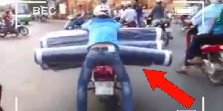 10 Aksesoris Motor Wajib Punya: Keamanan & Kenyamanan Berkendara