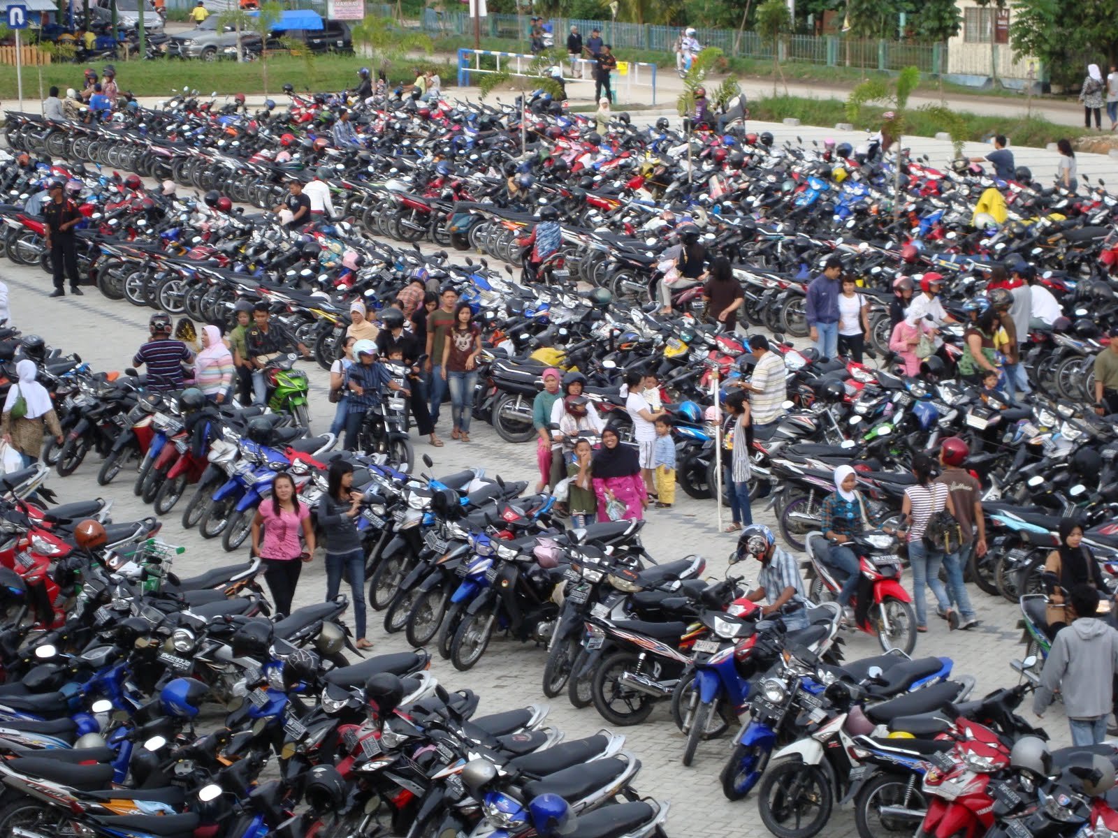 5 Aksesoris Motor Wajib untuk Pengemudi Pemula