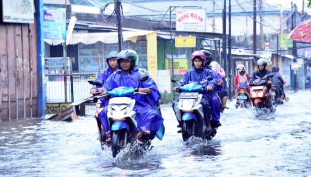 Jakarta Street Style:  Tren Aksesoris Motor Terbaru 2024
